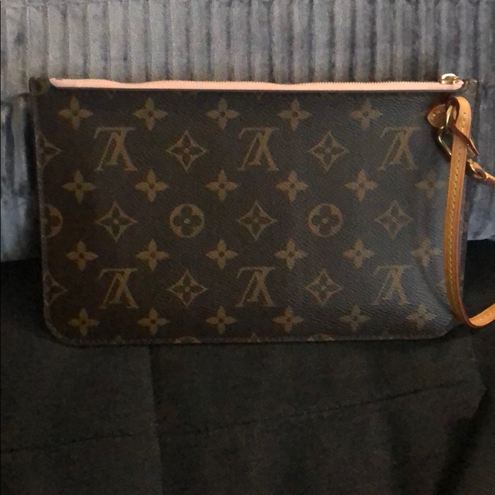 Louis Vuitton neverfull pouchette